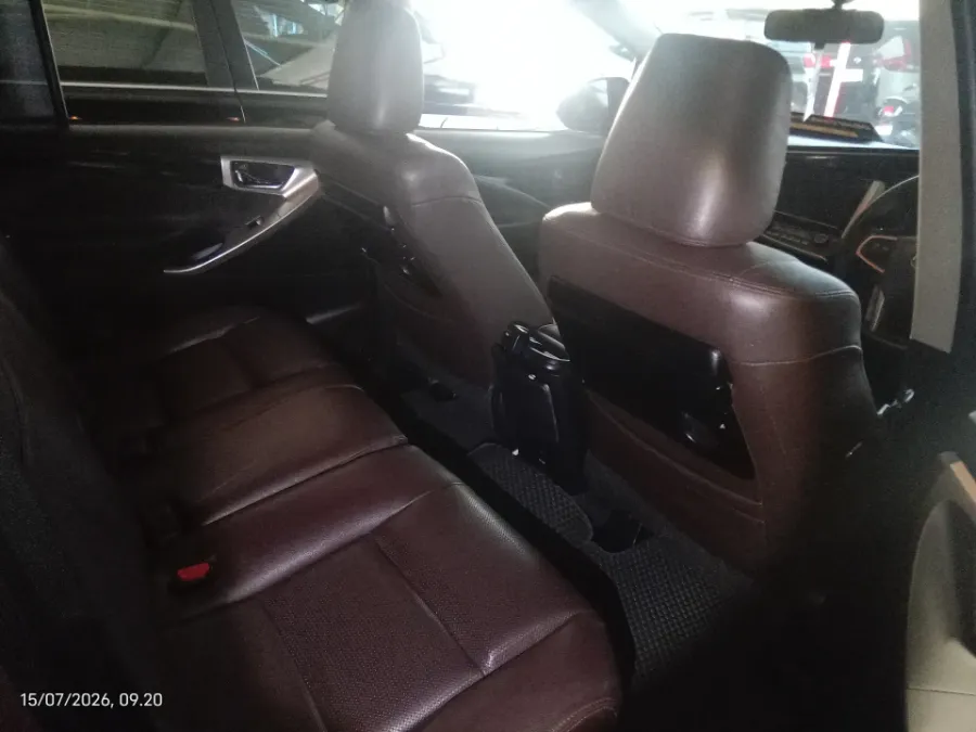Foto Mobil Bekas Kabin Belakang Toyota Kijang Innova 2.4 V tahun 2021