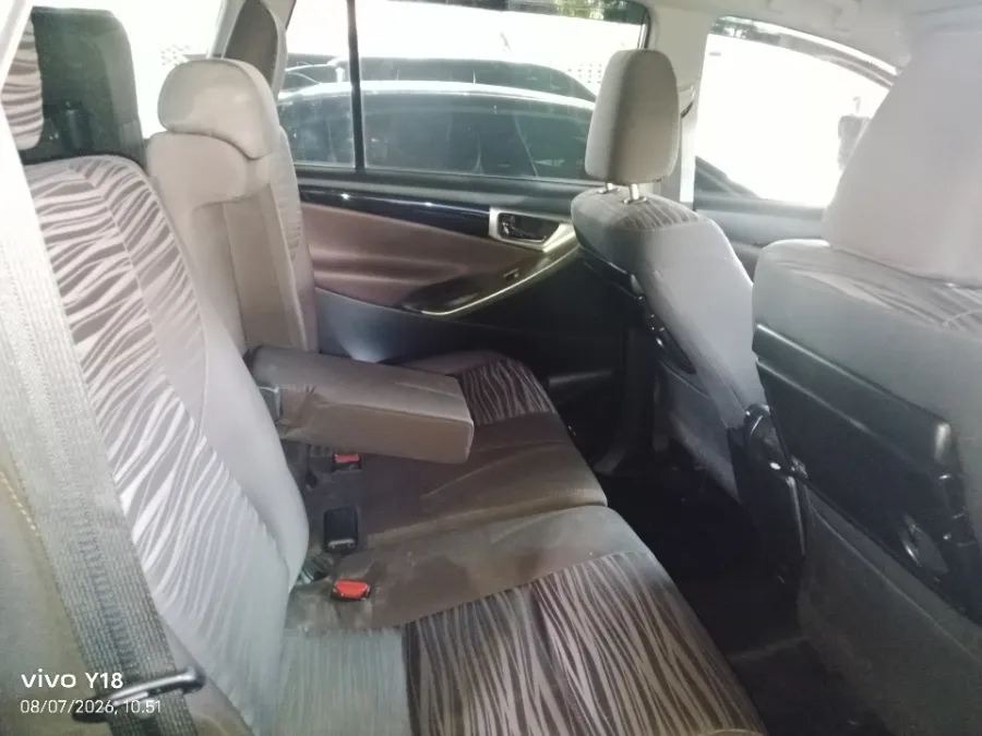 Foto Mobil Bekas Kabin Belakang Toyota Kijang Innova 2.4 V tahun 2021