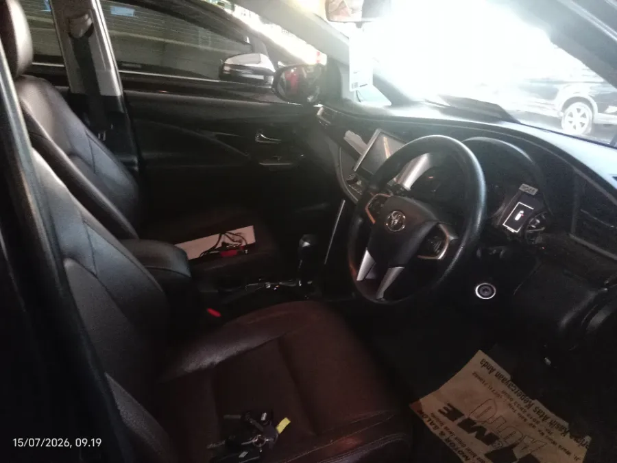 Foto Mobil Bekas Kabin Depan Toyota Kijang Innova 2.4 V tahun 2021