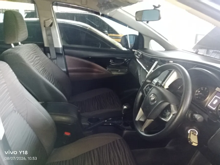 Foto Mobil Bekas Kabin Depan Toyota Kijang Innova 2.4 V tahun 2021