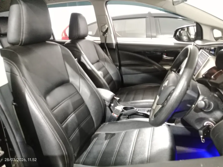 Foto Mobil Bekas Kabin Depan Toyota Kijang Innova 2.4 V tahun 2022