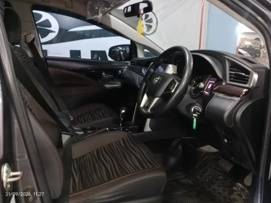 Foto Mobil Bekas Kabin Depan Toyota Kijang Innova 2.4 V tahun 2022