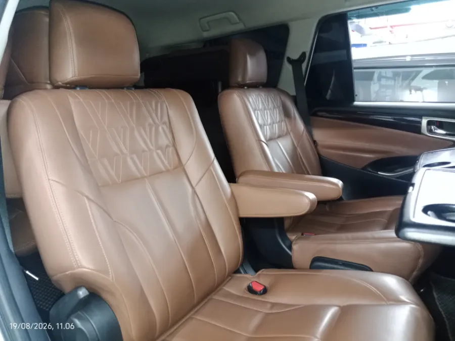 Foto Mobil Bekas Kabin Belakang Toyota Kijang Innova 2.4 Venturer tahun 2017