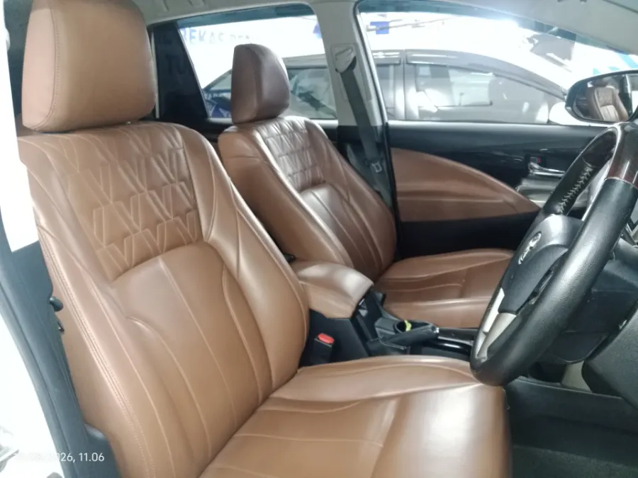 Foto Mobil Bekas Kabin Depan Toyota Kijang Innova 2.4 Venturer tahun 2017