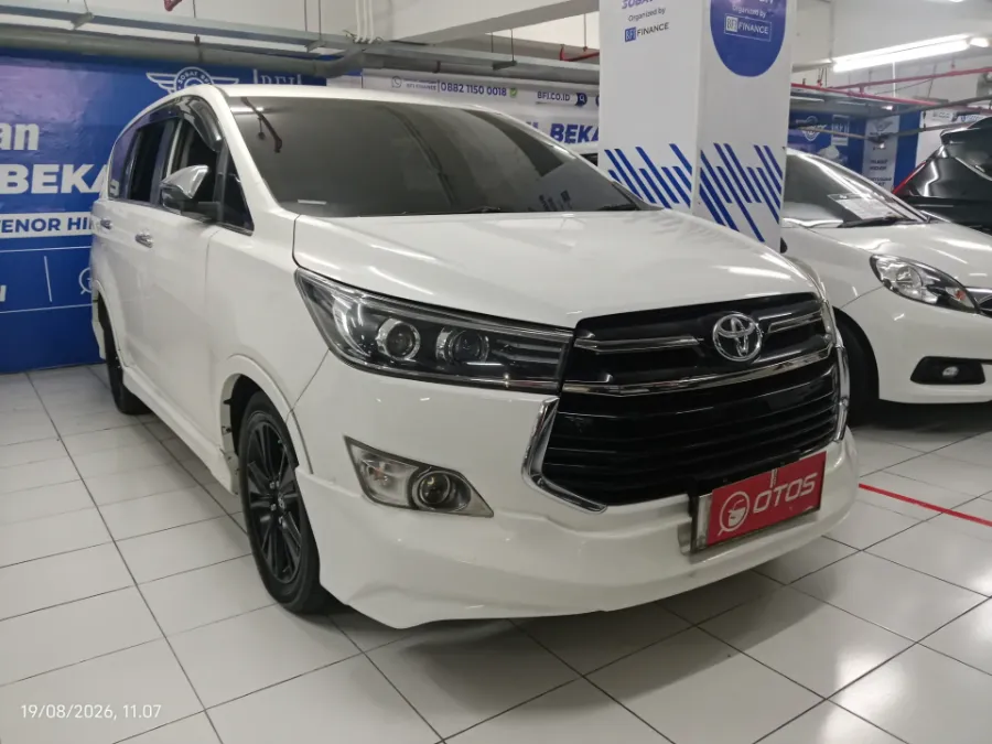 Foto Mobil Bekas Kanan Depan Toyota Kijang Innova 2.4 Venturer tahun 2017