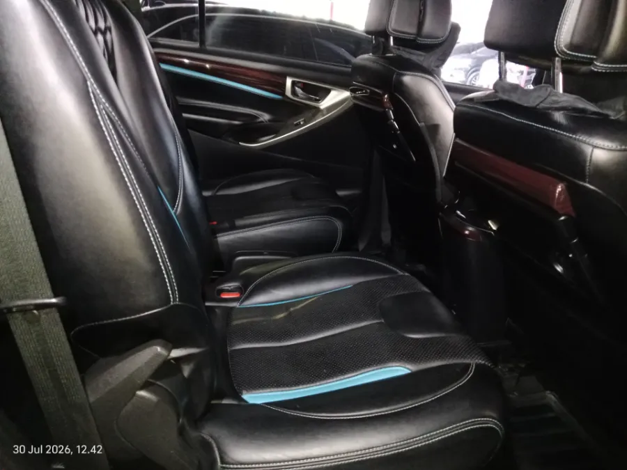 Foto Mobil Bekas Kabin Belakang Toyota Kijang Innova 2.4 Venturer tahun 2018