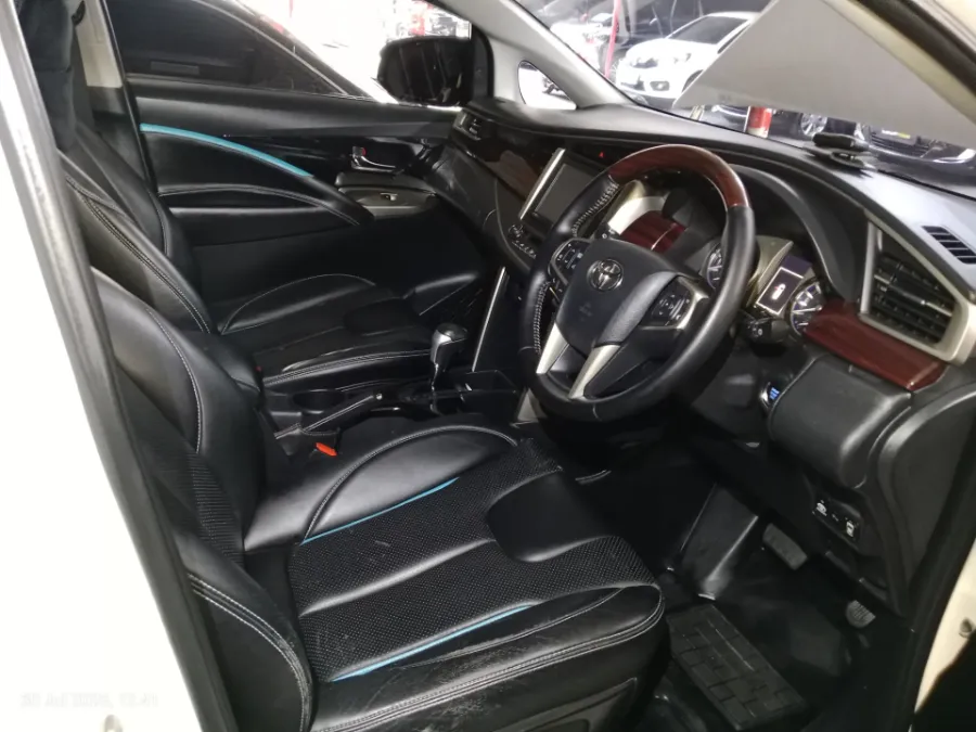 Foto Mobil Bekas Kabin Depan Toyota Kijang Innova 2.4 Venturer tahun 2018