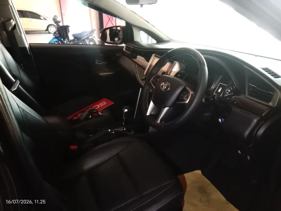Foto Mobil Bekas Kabin Depan Toyota Kijang Innova 2.4 Venturer tahun 2019