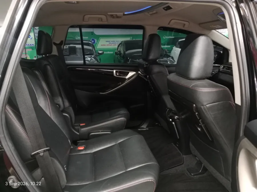 Foto Mobil Bekas Kabin Belakang Toyota Kijang Innova 2.4 Venturer tahun 2021