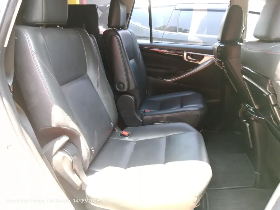 Foto Mobil Bekas Kabin Belakang Toyota Kijang Innova 2.4 Venturer tahun 2021