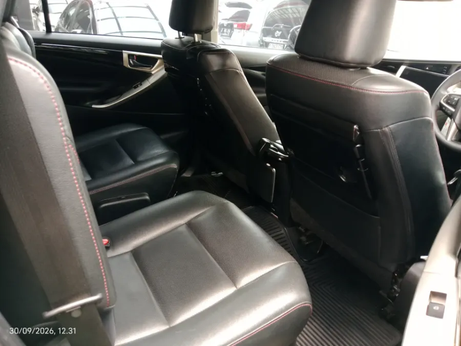 Foto Mobil Bekas Kabin Belakang Toyota Kijang Innova 2.4 Venturer tahun 2021