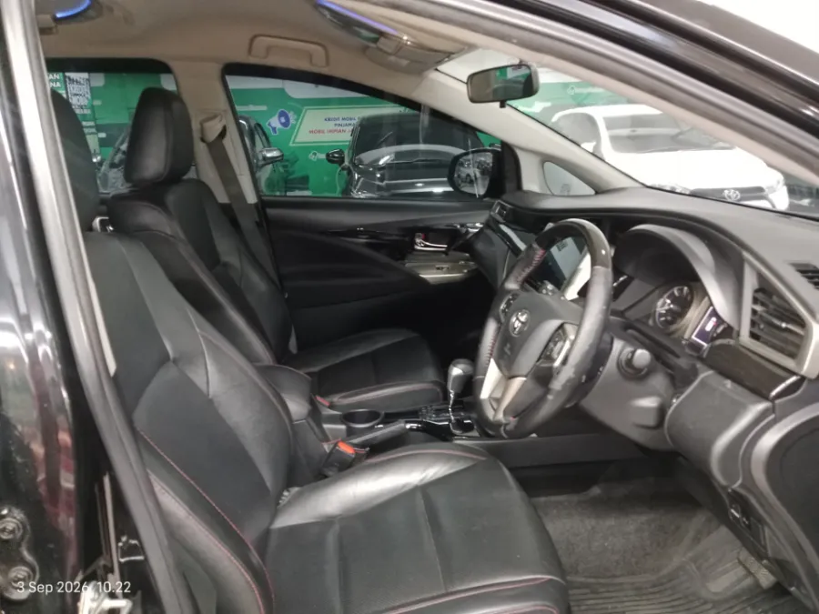 Foto Mobil Bekas Kabin Depan Toyota Kijang Innova 2.4 Venturer tahun 2021