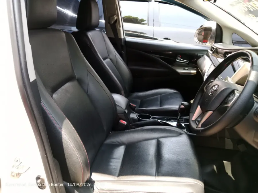 Foto Mobil Bekas Kabin Depan Toyota Kijang Innova 2.4 Venturer tahun 2021