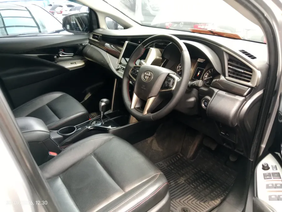 Foto Mobil Bekas Kabin Depan Toyota Kijang Innova 2.4 Venturer tahun 2021