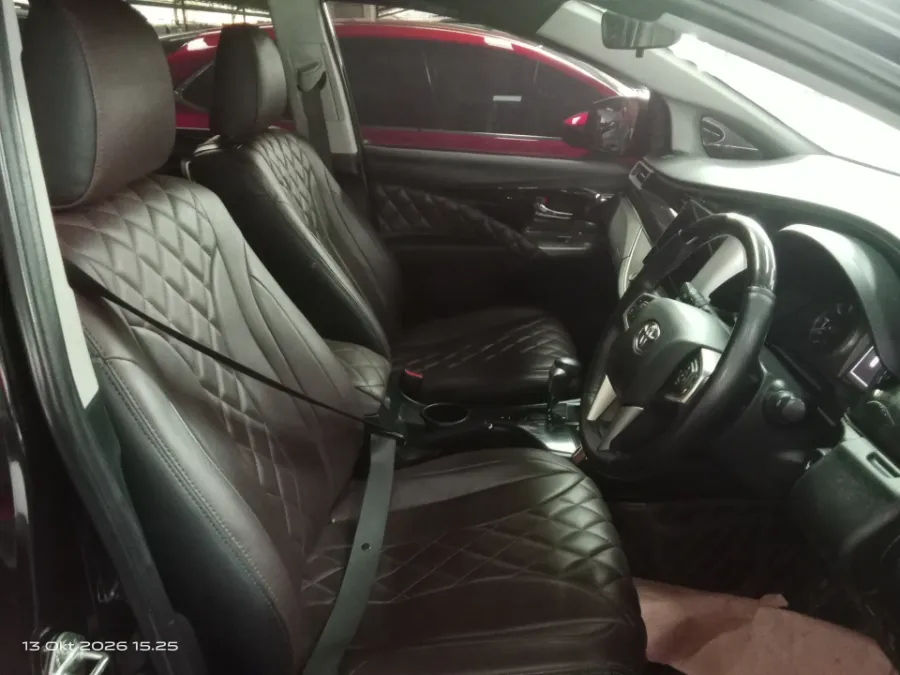 Foto Mobil Bekas Kabin Depan Toyota Kijang Innova 2.4 Venturer tahun 2021