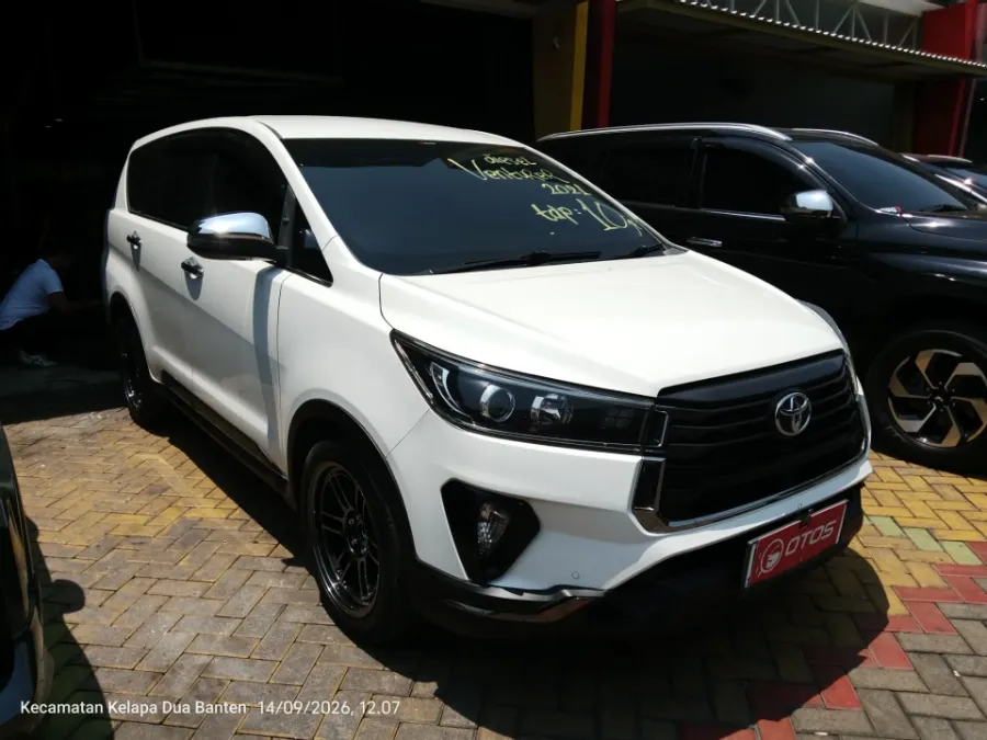 Foto Mobil Bekas Kanan Depan Toyota Kijang Innova 2.4 Venturer tahun 2021
