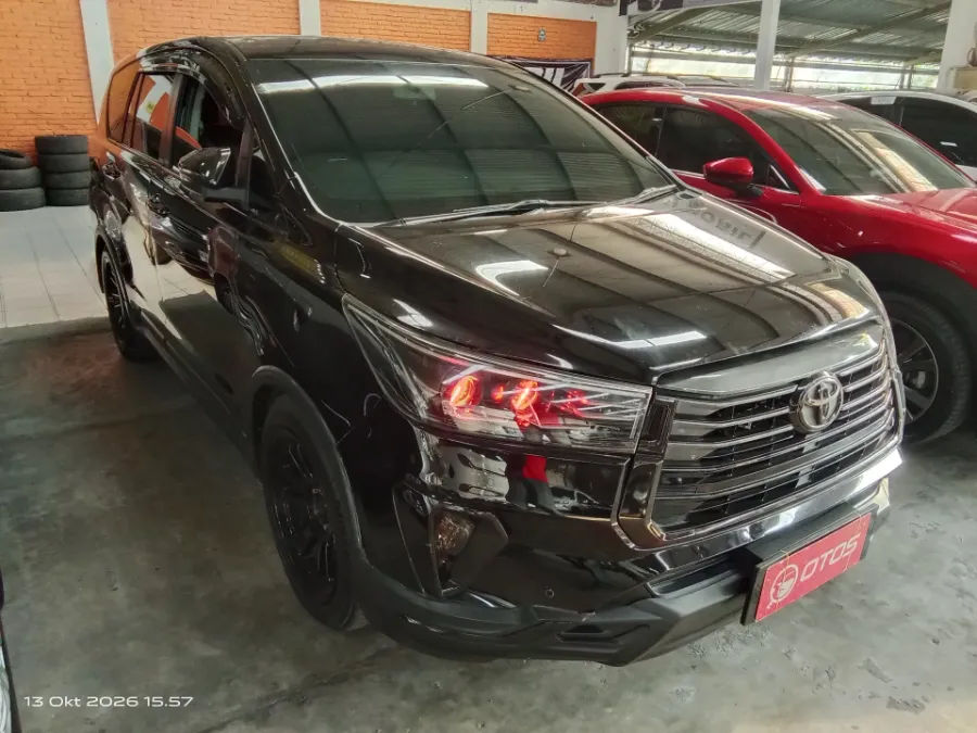Foto Mobil Bekas Kanan Depan Toyota Kijang Innova 2.4 Venturer tahun 2021
