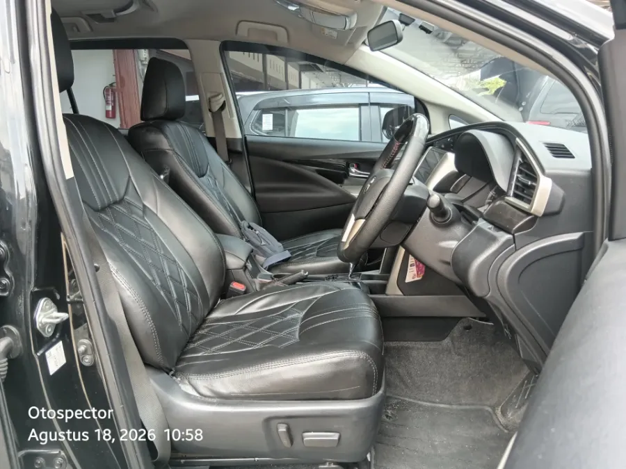 Foto Mobil Bekas Kabin Depan Toyota Kijang Innova 2.4 Venturer tahun 2022
