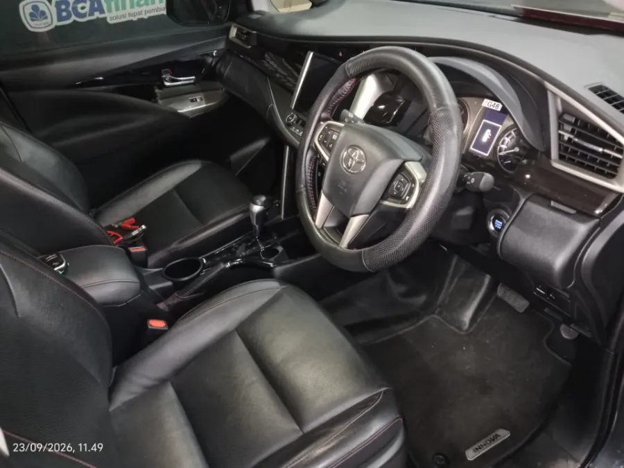 Foto Mobil Bekas Kabin Depan Toyota Kijang Innova 2.4 Venturer tahun 2022