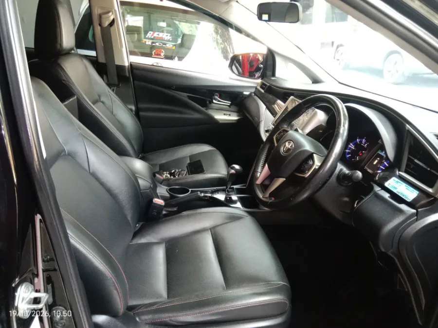 Foto Mobil Bekas Kabin Depan Toyota Kijang Innova 2.4 Venturer tahun 2022
