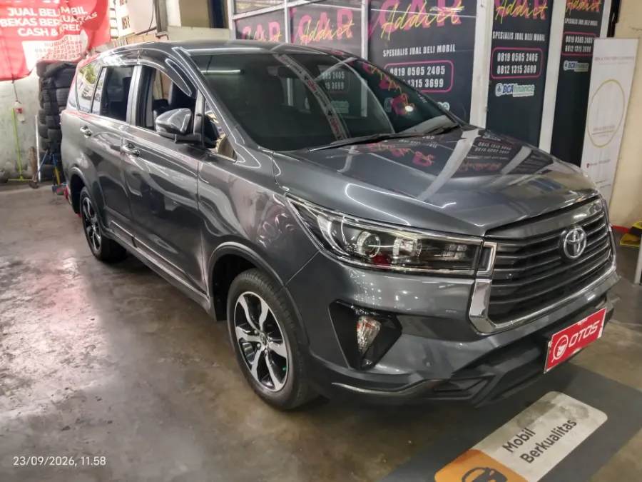 Foto Mobil Bekas Kanan Depan Toyota Kijang Innova 2.4 Venturer tahun 2022