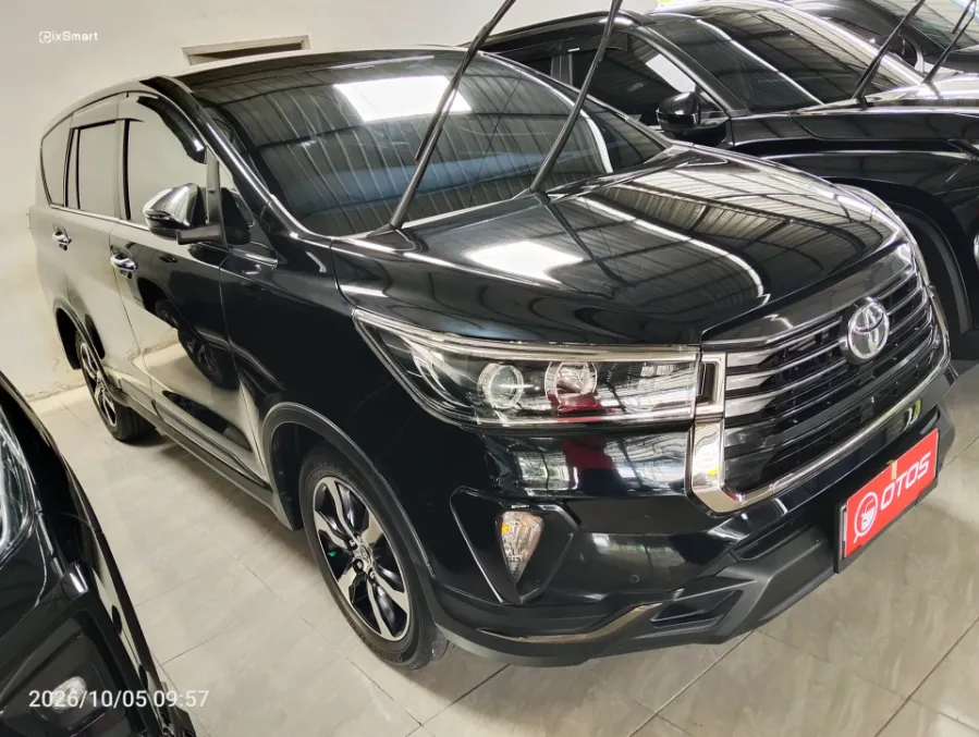 Foto Mobil Bekas Kanan Depan Toyota Kijang Innova 2.4 Venturer tahun 2022