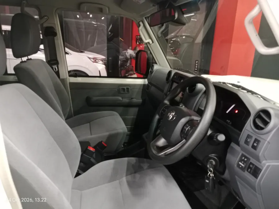 Foto Mobil Bekas Kabin Depan Toyota Land Cruiser 2.8 J70 tahun 2026