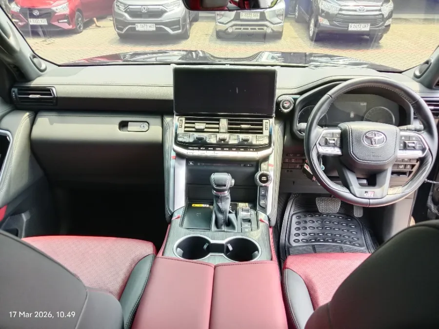 Foto Mobil Bekas Dashboard Toyota Land Cruiser 3.3 300 GR Sport tahun 2023