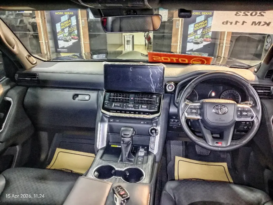 Foto Mobil Bekas Dashboard Toyota Land Cruiser 3.3 300 GR Sport tahun 2023