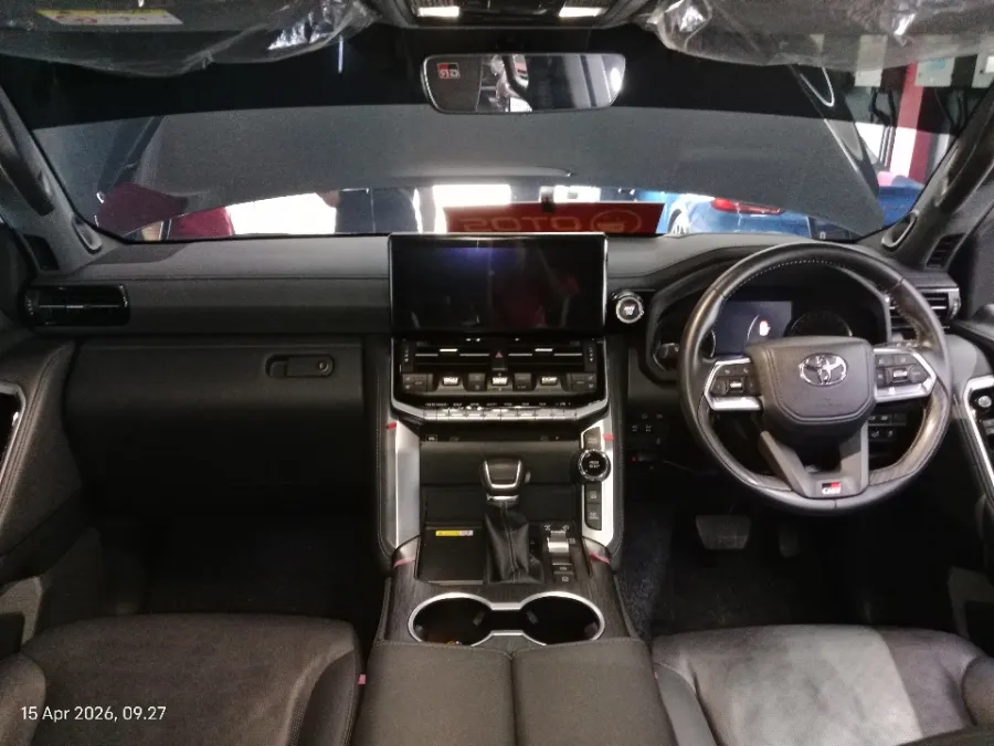 Foto Mobil Bekas Dashboard Toyota Land Cruiser 3.3 300 GR Sport tahun 2023