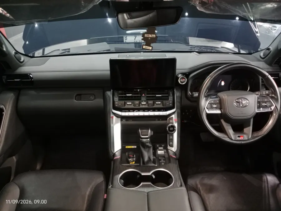 Foto Mobil Bekas Dashboard Toyota Land Cruiser 3.3 300 GR Sport tahun 2023