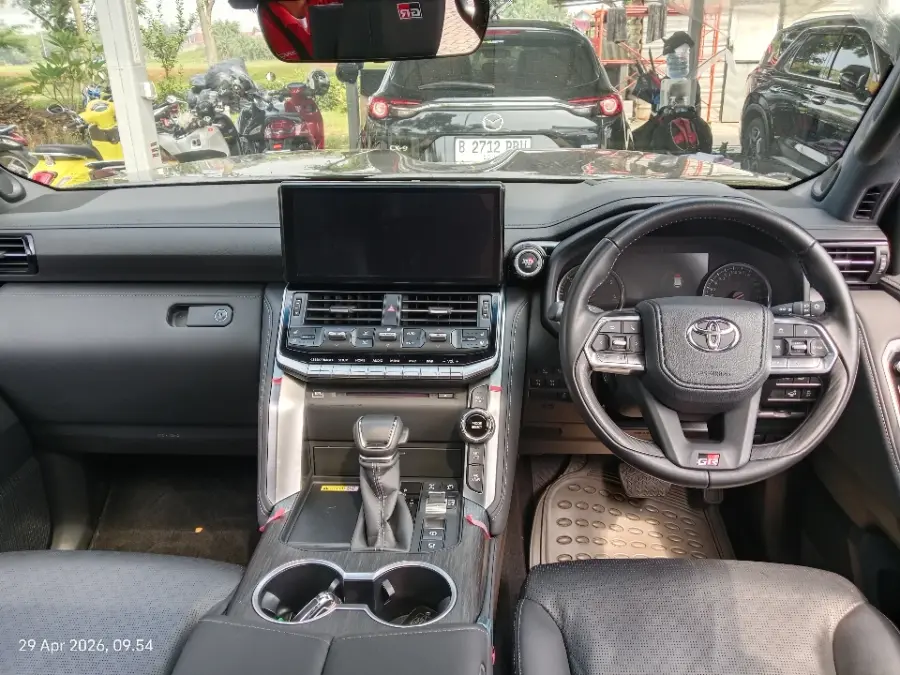 Foto Mobil Bekas Dashboard Toyota Land Cruiser 3.3 300 GR Sport tahun 2023