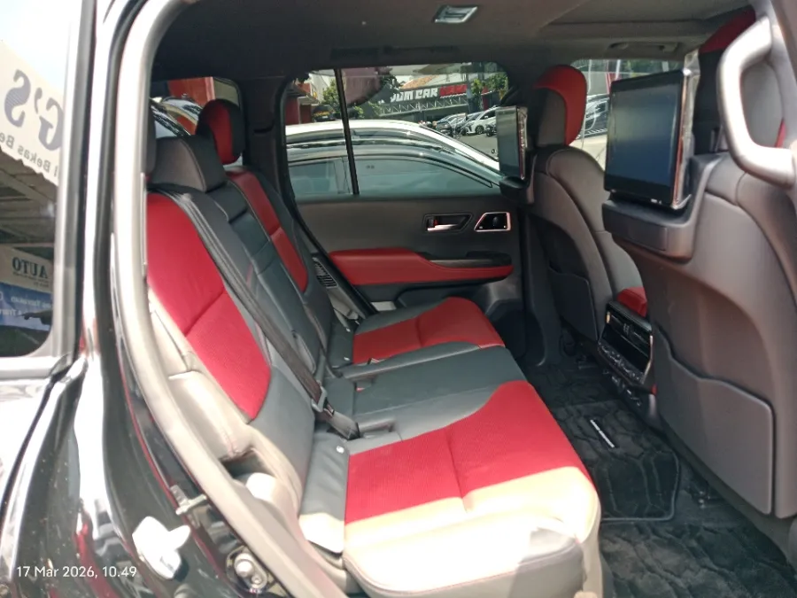 Foto Mobil Bekas Kabin Belakang Toyota Land Cruiser 3.3 300 GR Sport tahun 2023