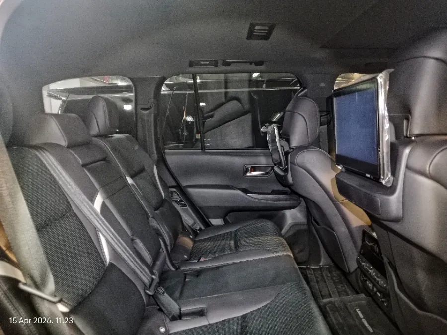 Foto Mobil Bekas Kabin Belakang Toyota Land Cruiser 3.3 300 GR Sport tahun 2023