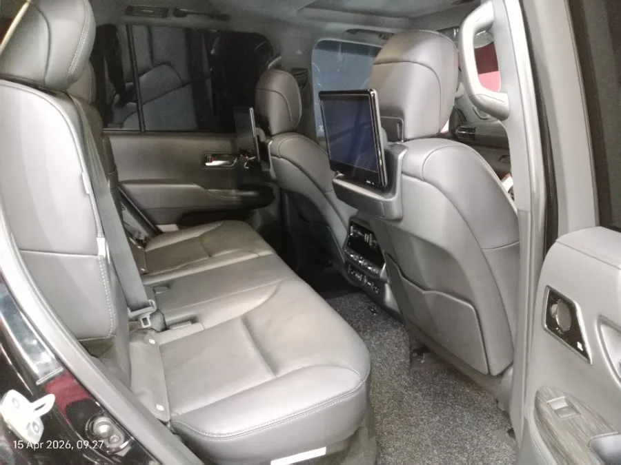 Foto Mobil Bekas Kabin Belakang Toyota Land Cruiser 3.3 300 GR Sport tahun 2023