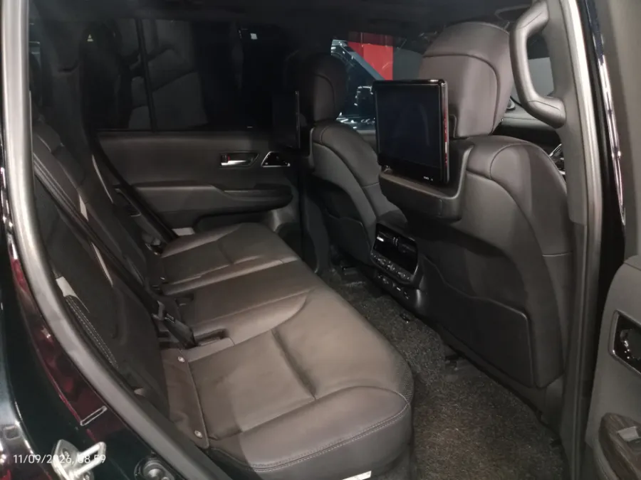 Foto Mobil Bekas Kabin Belakang Toyota Land Cruiser 3.3 300 GR Sport tahun 2023