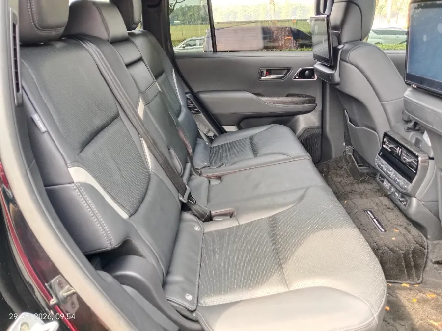 Foto Mobil Bekas Kabin Belakang Toyota Land Cruiser 3.3 300 GR Sport tahun 2023