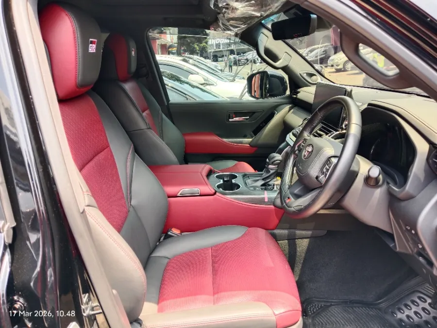 Foto Mobil Bekas Kabin Depan Toyota Land Cruiser 3.3 300 GR Sport tahun 2023