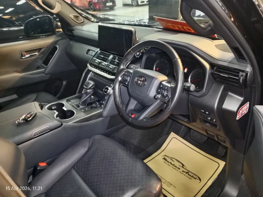 Foto Mobil Bekas Kabin Depan Toyota Land Cruiser 3.3 300 GR Sport tahun 2023
