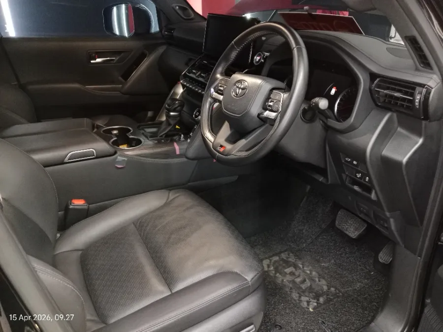 Foto Mobil Bekas Kabin Depan Toyota Land Cruiser 3.3 300 GR Sport tahun 2023