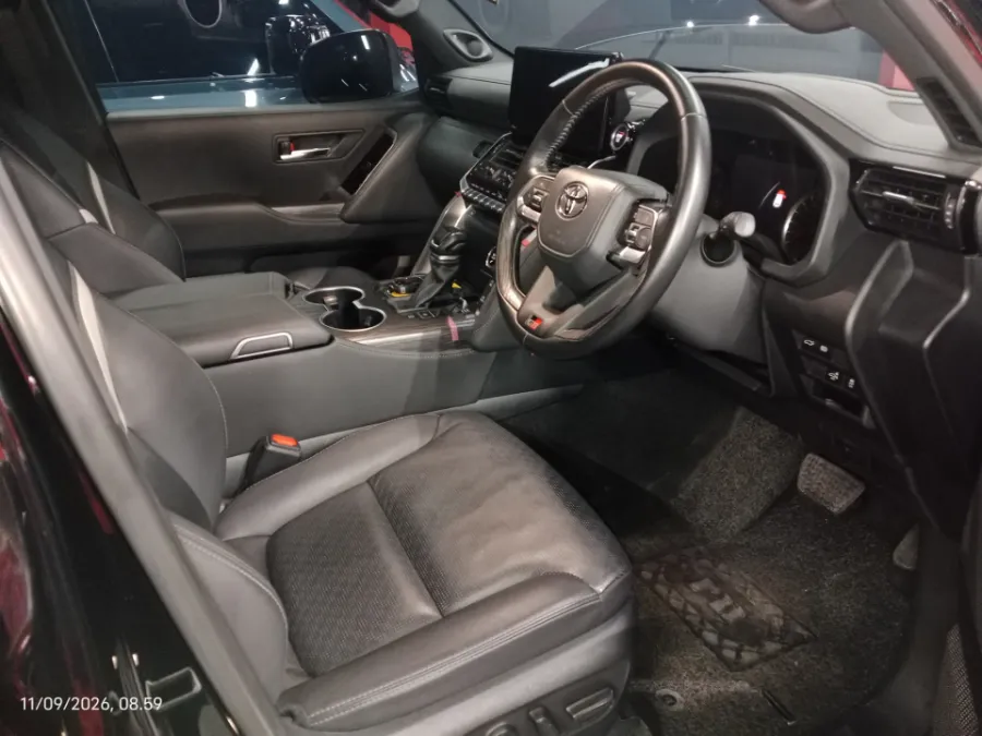 Foto Mobil Bekas Kabin Depan Toyota Land Cruiser 3.3 300 GR Sport tahun 2023