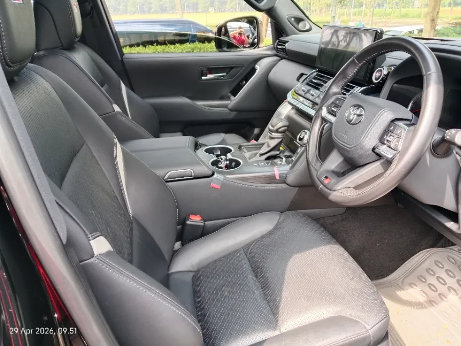 Foto Mobil Bekas Kabin Depan Toyota Land Cruiser 3.3 300 GR Sport tahun 2023