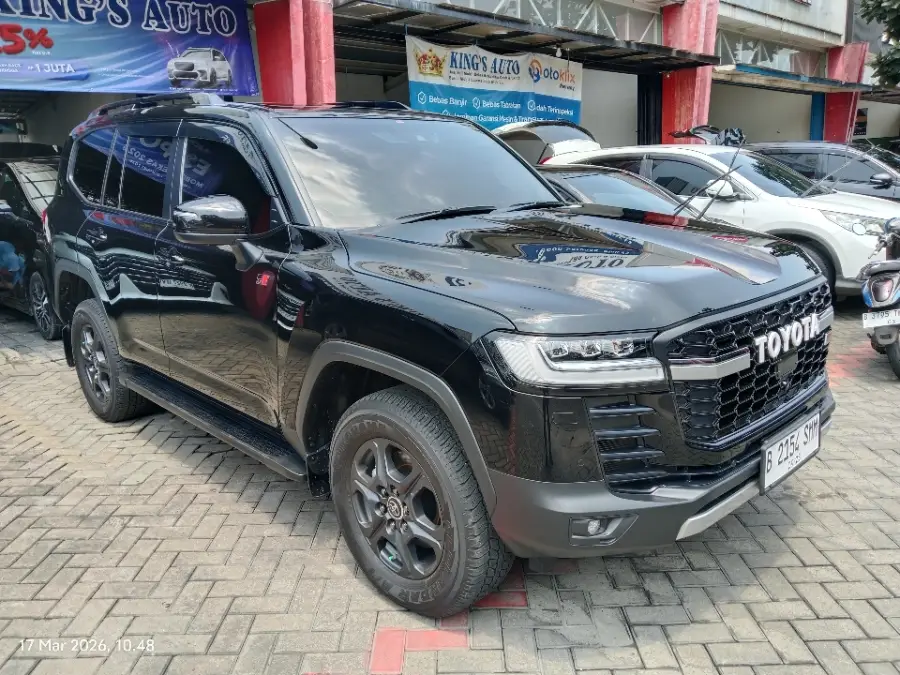 Foto Mobil Bekas Kanan Depan Toyota Land Cruiser 3.3 300 GR Sport tahun 2023