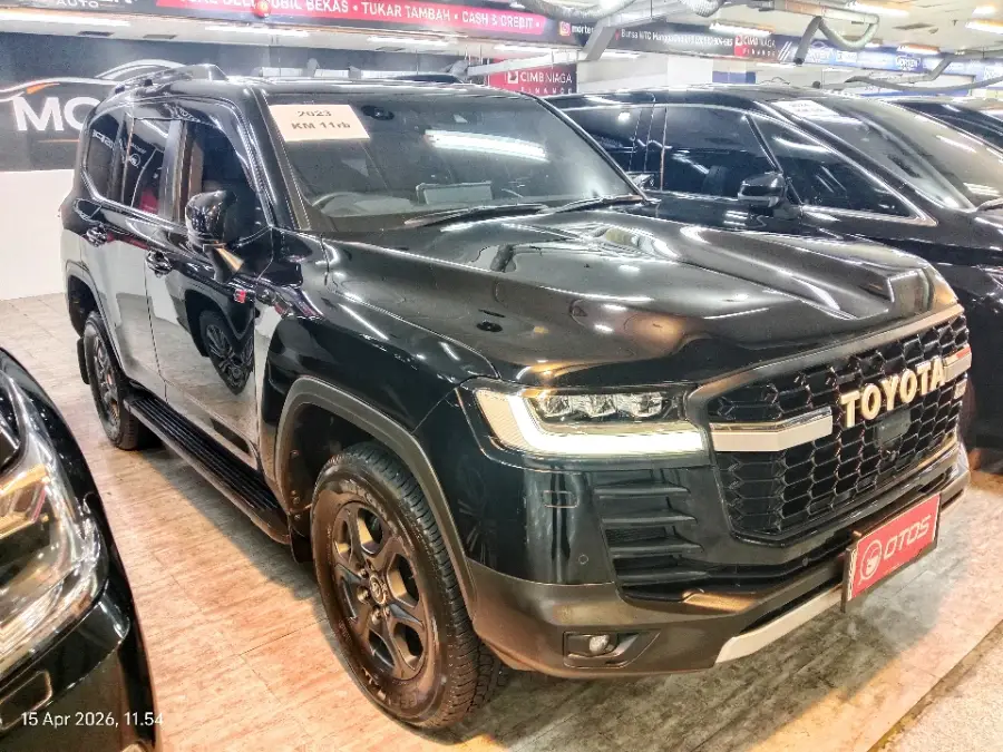 Foto Mobil Bekas Kanan Depan Toyota Land Cruiser 3.3 300 GR Sport tahun 2023