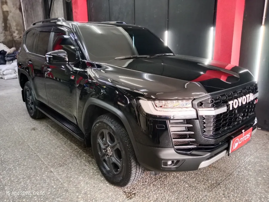 Foto Mobil Bekas Kanan Depan Toyota Land Cruiser 3.3 300 GR Sport tahun 2023
