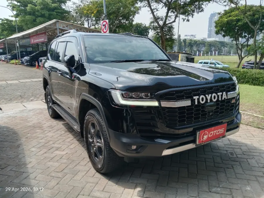Foto Mobil Bekas Kanan Depan Toyota Land Cruiser 3.3 300 GR Sport tahun 2023