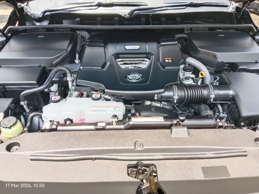 Foto Mobil Bekas Mesin Toyota Land Cruiser 3.3 300 GR Sport tahun 2023