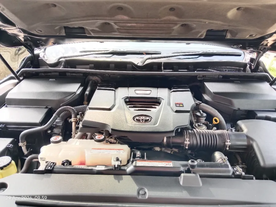 Foto Mobil Bekas Mesin Toyota Land Cruiser 3.3 300 GR Sport tahun 2023