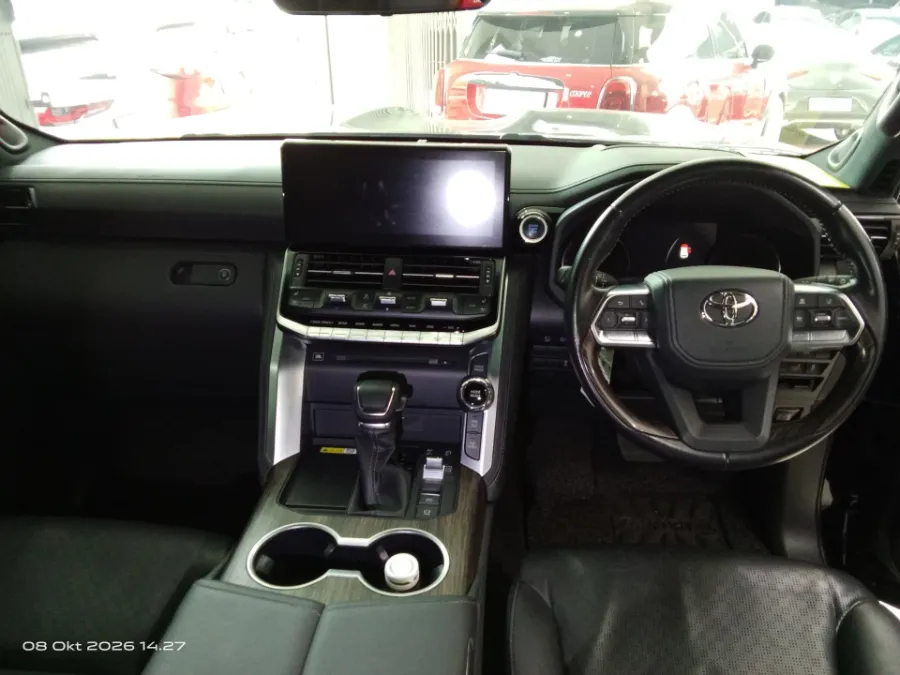 Foto Mobil Bekas Dashboard Toyota Land Cruiser 3.3 300 VX-R tahun 2022