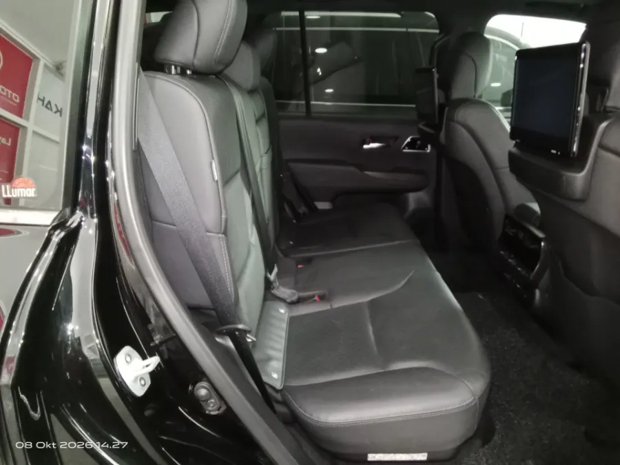 Foto Mobil Bekas Kabin Belakang Toyota Land Cruiser 3.3 300 VX-R tahun 2022
